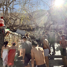 聖水シャワーを通過するヒンズー教徒たち