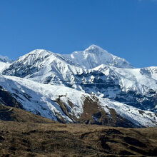 寺院の裏山から眺めるニルギリ