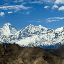 寺院の裏山から眺めるダウラギリ