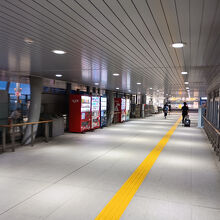 ターミナルから駅へ向かう通路。かなり空いている
