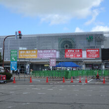 花火大火当日の大曲駅。帰りの利用客向けの案内看板が並ぶ