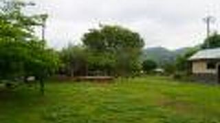 一角にはちょっとりっぱな足湯も