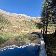 ショコンレイクの縁を歩く