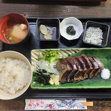 カツオの藁焼き定食。