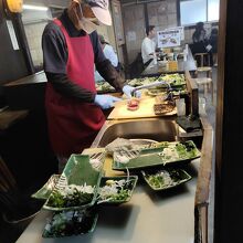 焼きたてのカツオの藁焼きを切ってもらいます。
