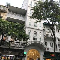 ニャートー道りから見たホテル、正面右手徒歩1分でハノイ大教会