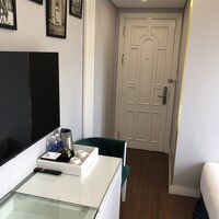 客室は22平米の縦長の造り、テーブル等がコンパクトに配置され