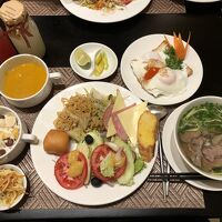 此方はビーフフォーと目玉焼きとシリアルにサラダ