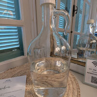 サービスの水はボトルに入れてくれてます。