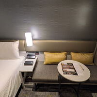 ソファーと丸テーブル