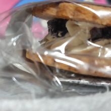 酒粕入りのバタークリームに、奈良漬けが入っています