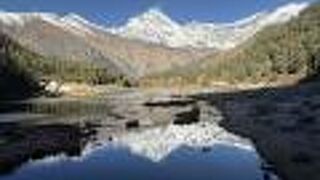 ダウラギリが湖面にリフレクションする風景が美しい