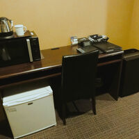 対面にデスク周りと備品