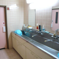 共用スペース洗面台とトイレ