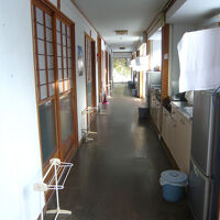 湯治棟廊下に各部屋が並ぶ