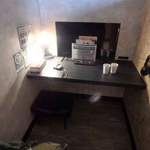 半個室のブース席。椅子の無いマットだけのブース席もある