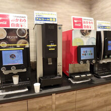 ソフトドリンクのサーバー。温かいスープもあった