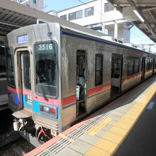 芝山鉄道・芝山千代田駅からの直通列車でやってきた