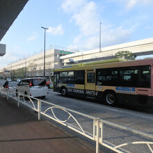 東成田駅バス停で下車。近くに駅の入口がある