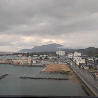 弥彦山が見える。