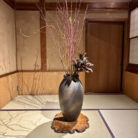 凛として雅。おちあいろうの登録有形文化財『玄関棟』の生花。