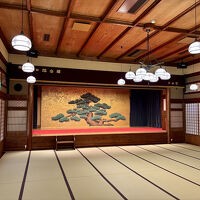 登録有形文化財『紫檀宴会場』。108畳，木造の大建築。