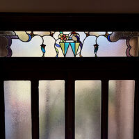 「早蕨」の寝室のステンドグラス。源氏物語に因む透かし彫りも。