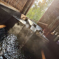 客室「早蕨」の100％源泉かけ流し・加水加温なしの内風呂。