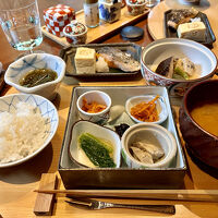 朝食。駿河湾産桜海老の南蛮漬，紅姫あまごの炭火焼など。