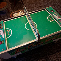 娯楽室のエアホッケー。テーブルサッカー，卓球台なども。 