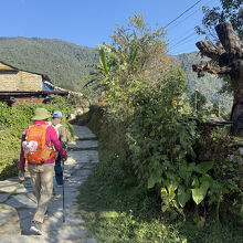 民家の間を進む