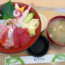魚がしら丼。海老の頭が入った味噌汁も付いてくる