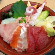 刺身８点盛りの内容。大きな海老が個人的に嬉しい