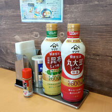 テーブルには醤油２種と七味、胡椒。他は配膳カウンターにあり