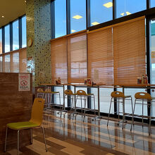 テーブル席の他、カウンター席もある