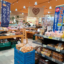 スーパーの店内にあるので買物ついでに食事ができる