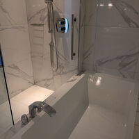 バスタブとシャワーブース