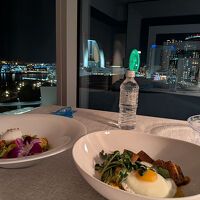 夜景を見ながらインルームダイニング