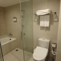 湯船付バスルーム。トイレは紙は流せない