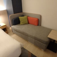 部屋は広くて余裕がある。角にはソファーがあった