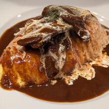 牛タン赤ワイン煮込みのせオムハヤシ