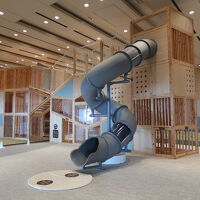 地下の大型複合遊具。高さが結構あって、子供たちは大はしゃぎ