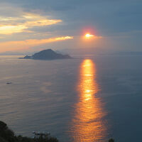 神島に夕日が落ちる。