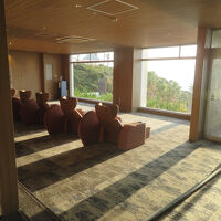 ラウンジ　温泉上がりに一服しながら神島の眺めを楽しみます。