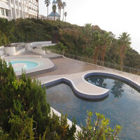 夏場は子どもたちを楽しませる屋外プール　