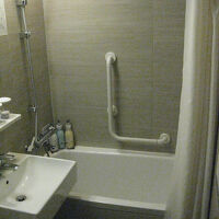 深めのバスタブでゆったり入浴