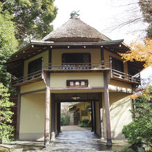 長寿門です。車で通ります。