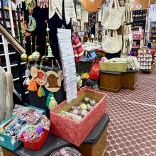 お土産だけでなく変な小物もあります