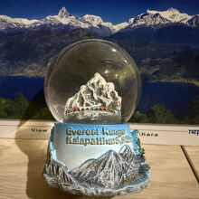 エベレスト、テンジン、ヒラリーの姿、名前もあるスノードーム