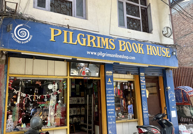 カトマンズでは他にないようなお土産もある本屋さん
